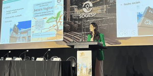 A médica Helena Slongo apresentando a pesquisa no Congresso Paulista de Ginecologia e Obstetrícia 2025 (SOGESP). Créditos: Divulgação