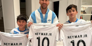 Neymar presenteia Messi com camisa do Santos e reforça laços históricos