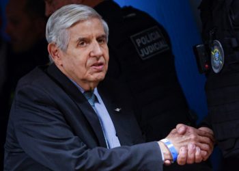 General Heleno entrega passaportes à PF após prisão domiciliar