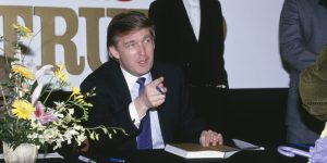 Donald Trump signe son livre "The art of the deal".