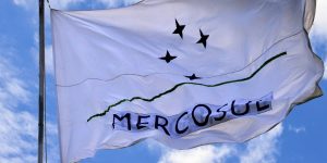 m colorida mostra bandeira do Mercosul - Metrópoles