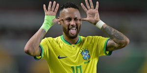 Só Neymar pode decidir a vida dele, diz Zico sobre convocação para Copa — Foto: