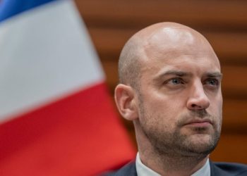 Ministro francês não descarta mais diplomatas envolvidos em caso Epstein