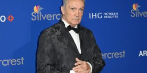 colorida do ator Udo Kier, que morreu em novembro de 2025