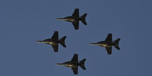 Caças F-18 dos EUA intensificam tensão no Caribe próximo à Venezuela