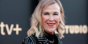Catherine O'Hara recebe prêmio póstumo e emociona público na cerimônia