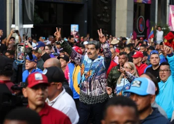 m colorida mostra Nicolás Maduro