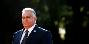 m colorida mostra o premiê da Hungria, Viktor Orbán