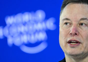 Elon Musk mira a Lua enquanto enfrenta mudanças na xAI