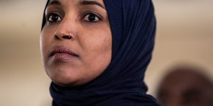 Ilhan Omar critica retórica 'odiada' de Trump após ataque