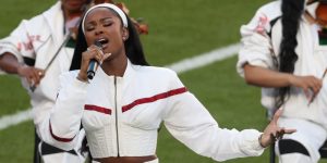 Coco Jones encanta público com 'Lift Every Voice and Sing' no Super Bowl