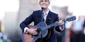 Brandi Carlile emociona ao interpretar 'America the Beautiful' no Super Bowl