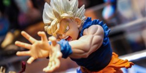 m colorida de um boneco de de ação do Goku de Dragon Ball
