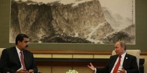 m colorida mostra Nicolás Maduro e Vladimir Putin