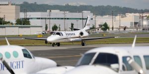 m colorida mostra avião Cesnna - Metrópoles