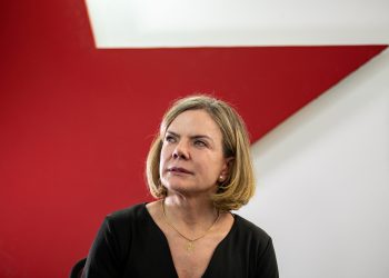 Gleisi Hoffmann canta samba-enredo em homenagem a Lula na Câmara