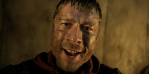 Glen Powell pediu conselhos a Tom Cruise para filmar cenas de ação