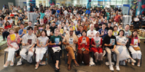 Grupo-de-leitores-em-Singapura-exibem-seus-livros-atuais-e1790075730326
