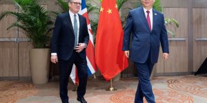 Primeiro-ministro britânico Keir Starmer planeja visita à China em meio a mudanças globais