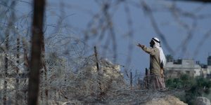 de homem na cidade destruída de Rafah, no sul da Faixa de Faza