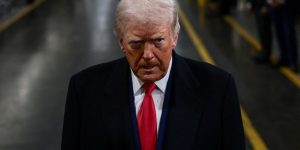 Trump sinaliza decisão sobre Irã enquanto assessores discutem opções militares