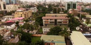 Sequestro de alunas e morte de vice-diretor chocam a Nigéria