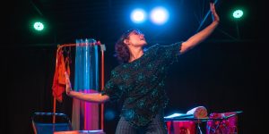 Na  foto de Max Miranda, a atriz Carolina Damião, vive Elisa no espetáculo solo: Não me chame de Mãe, que está na programação do Festival Novos Olhares no Teatro José Maria Santos.