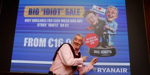 Ryanair provoca Elon Musk com venda de assentos 'idiota'