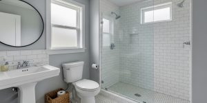 Como organizar um banheiro pequeno sem armário