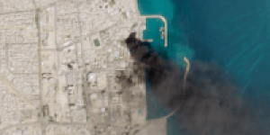 Imagem-de-satelite-mostra-fumaca-saindo-do-porto-de-Qeshm-no-Ira