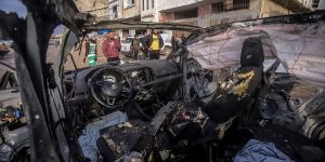 m do ataque aéreo de Israel que resultou na morte de um comandante do Hamas - Metrópoles — Foto: m colorida de carro onde estava suposto comandante do Hamas que