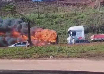 Ônibus clandestino em chamas desce rodovia BR-381 em Minas Gerais