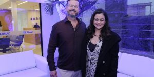 Os diretores do LANAC – Laboratório de Análises Clínicas, Marcos Kozlowski e Talita Sabedotti.