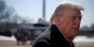 Trump celebra vitória na economia, mas preocupações permanecem