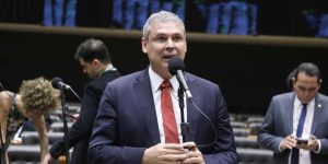 Líder do PT admite crise de confiança no governo após derrota na Câmara