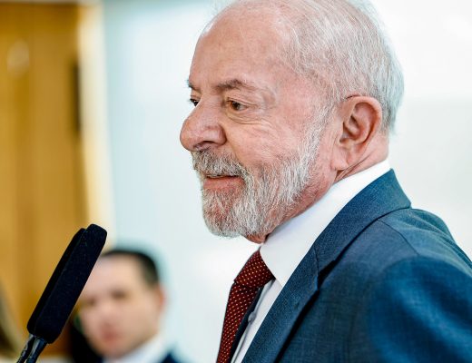 Lula lidera no 1º turno, mas Flávio Bolsonaro se aproxima no 2º