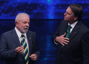 Polarização política em 2025: 74% se identificam com extremos