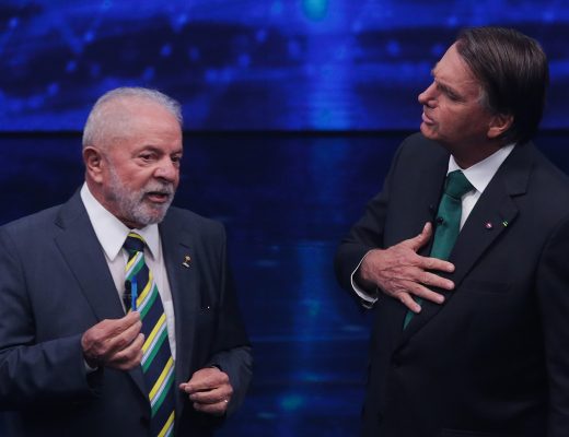 Polarização política em 2025: 74% se identificam com extremos