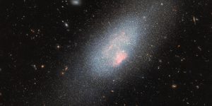 Galáxia Mrk 178 revela estrelas brilhantes em Ursa Maior