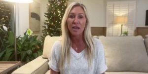 A deputada republicana Marjorie Taylor Greene renunciou ao cargo