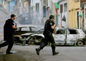 movimentação policial na Vila Cruzeiro