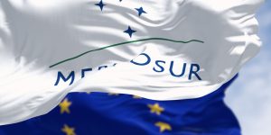 m colorida das bandeiras do Mercosul e União Europeia