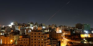 Misseis-lancados-do-Ira-em-direcao-a-Israel-sao-vistos-no-ceu-sobre-a-cidade-de-Hebron-na-Cisjordania-em-7-de-junho-de-2026