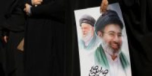 Mulher-segura-imagem-do-novo-lider-supremo-do-Ira-Mojtaba-Khamenei-e-do-lider-anterior-o-aiatola-Ali-Khamenei-durante-cerimonia-funebre-para-comandantes-militares-iranianos