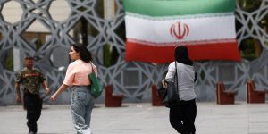 Explosões são ouvidas na cidade de Bushehr, no Irã, diz mídia estatal — Foto: Ex