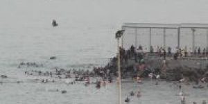 Multidoes-de-migrantes-entram-em-Ceuta-enquanto-a-Espanha-reforca-a-policia-de-fronteira-com-o-Marrocos