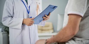 Homens que cuidam da saúde e visitam o médico regularmente vivem mais e com menos doenças - crédito de imagem Freepik