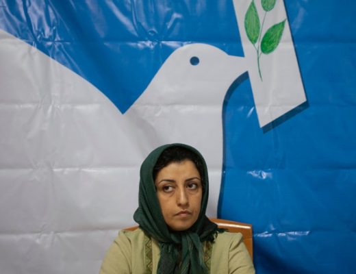 Irã condena Narges Mohammadi a seis anos de prisão