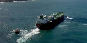 Navios-voltam-a-circular-no-Estreito-de-Ormuz