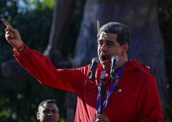 m colorida mostra Nicolás Maduro